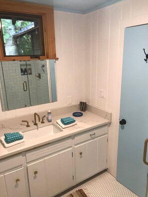 Douche, séchoir à cheveux, plancher chauffant (salle de bain)