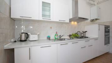 Kühlschrank, Mikrowelle, Ofen, Herdplatte