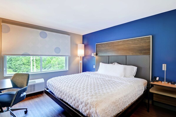 Muebles diferentes, escritorio y espacio para trabajar con laptop 