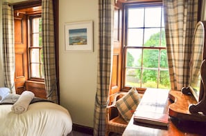 7 bedrooms, bed sheets