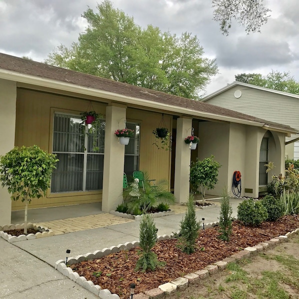 Exterior - Relaxing vacation home in Logan gate village (Tampa)