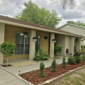 Exterior - Relaxing vacation home in Logan gate village (Tampa)