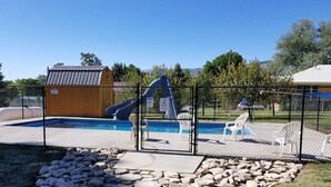 A heated pool - Lodge: 15 bedrooms, Sleeps 70, Pool, Hot Tub, Skiing, 5 acres of Park Space! (Albion)