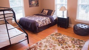 15 bedrooms, WiFi, bed sheets - Lodge: 15 bedrooms, Sleeps 70, Pool, Hot Tub, Skiing, 5 acres of Park Space! (Albion)