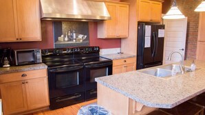 Coffee/tea maker, fridge, microwave, oven - Lodge: 15 bedrooms, Sleeps 70, Pool, Hot Tub, Skiing, 5 acres of Park Space! (Albion)