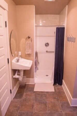 Shower, towels - Lodge: 15 bedrooms, Sleeps 70, Pool, Hot Tub, Skiing, 5 acres of Park Space! (Albion)