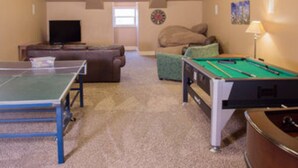 Game room - Lodge: 15 bedrooms, Sleeps 70, Pool, Hot Tub, Skiing, 5 acres of Park Space! (Albion)