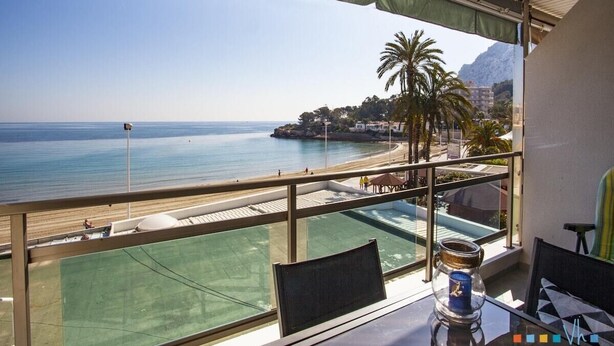 A balcony with a clear view of the sea and a distant island. - NAIMA Apartment in Calpe – 1st line on Fosa Beach, for 4 people, terrace, swimming pool, Wi-Fi and air conditioning (Calpe)