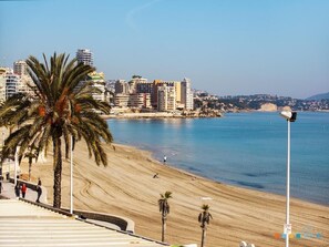 Beach - NAIMA Apartment in Calpe – 1st line on Fosa Beach, for 4 people, terrace, swimming pool, Wi-Fi and air conditioning (Calpe)