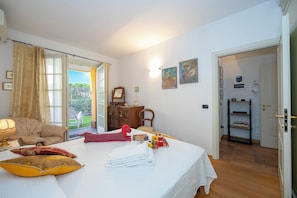 1 bedroom, iron/ironing board, bed sheets - Casa Emma with Pool, Sirmione, Italy (Sirmione)