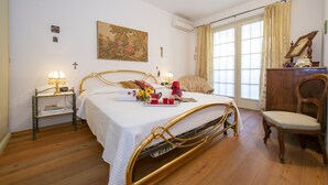 1 habitación, tabla de planchar con plancha y ropa de cama 