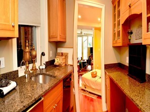 Suihku, hiustenkuivaaja, pyyhkeet, saippua