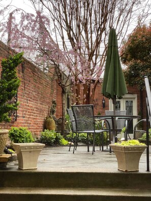 Outdoor dining - Historic Capitol Hill East Market (Washington)