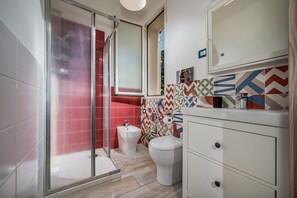 Ensemble douche/baignoire, serviettes fournies