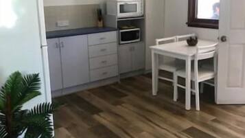 Full-sized fridge, microwave, oven, stovetop