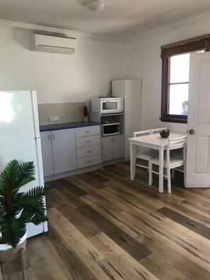 Full-sized fridge, microwave, oven, stovetop