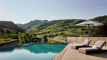 2 outdoor pools
