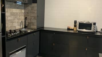 Jääkaappi, mikroaaltouuni, liesi, astianpesukone