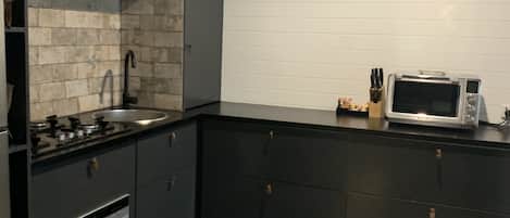 Fridge, microwave, stovetop, dishwasher