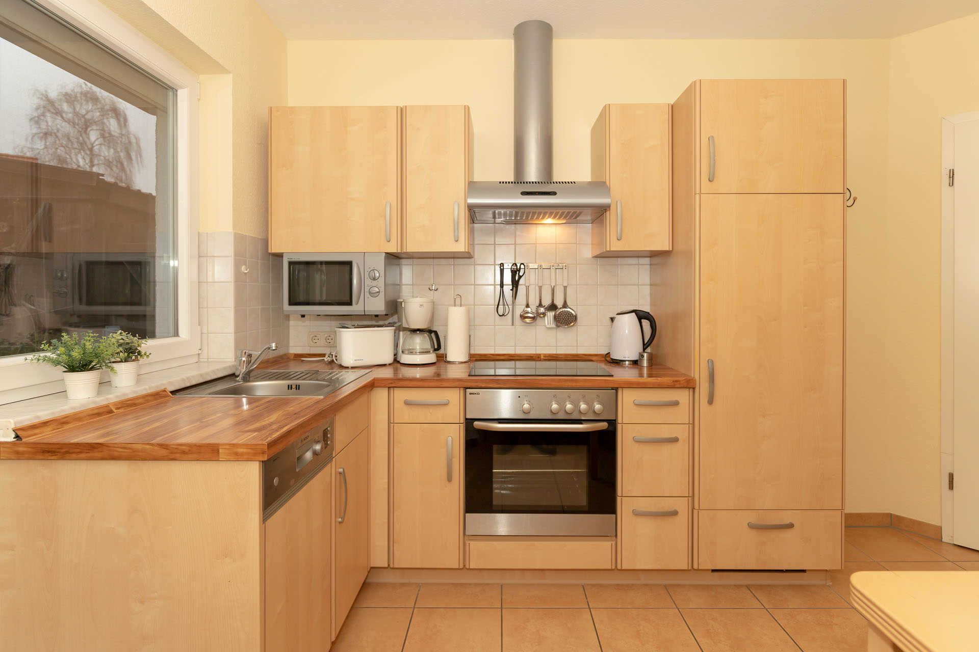 Kühlschrank, Ofen, Geschirrspüler, Hochstuhl