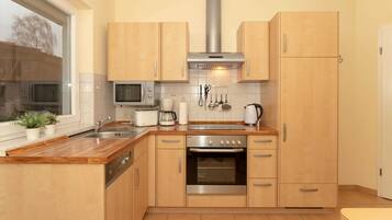 Jääkaappi, uuni, astianpesukone, syöttötuoli