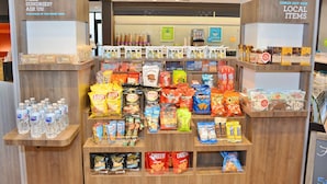 Een etalage met diverse merken en soorten snacks.