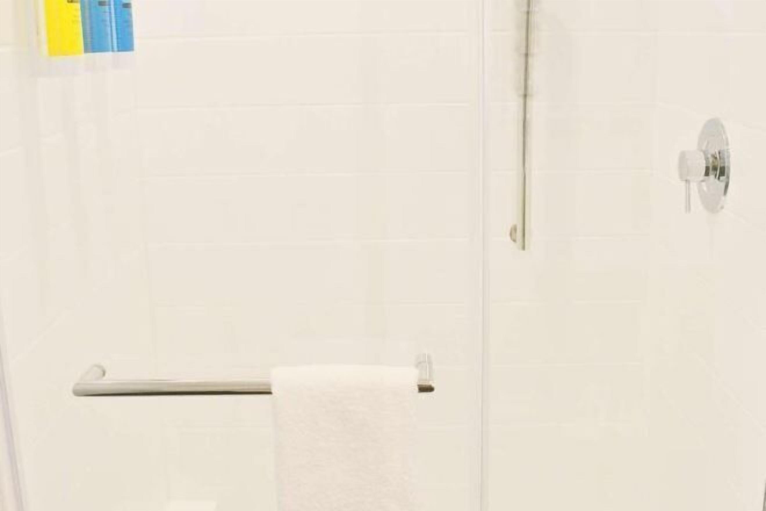 Baño | Artículos de higiene personal gratuitos, secador de pelo y toallas