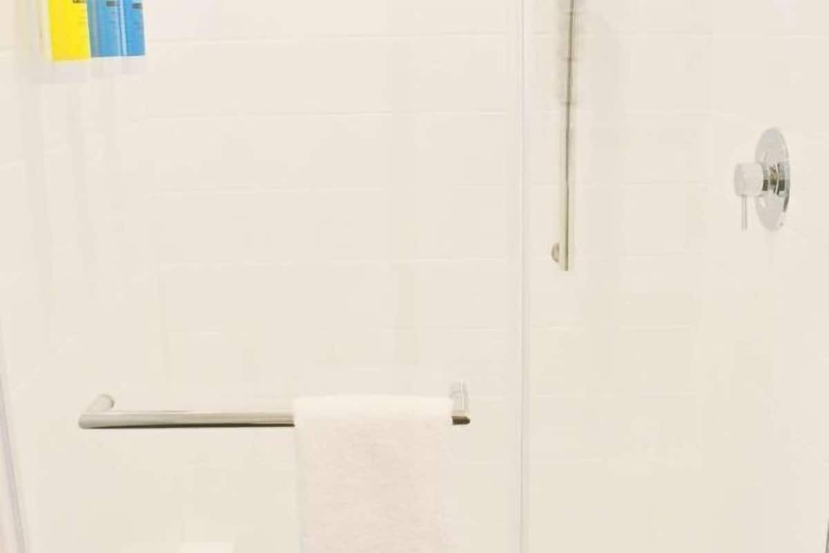 Baño | Artículos de higiene personal gratuitos, secador de pelo y toallas