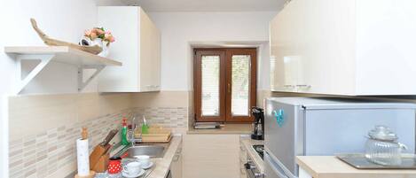 Kylskåp, mikrovågsugn, ugn och spishäll