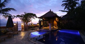 Outdoor pool, pool umbrellas, pool loungers -  NUSA INDAH CANDIDASA (Manggis)
