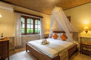 Värdeförvaringsskåp på rummet, skrivbord och arbetsyta för laptop