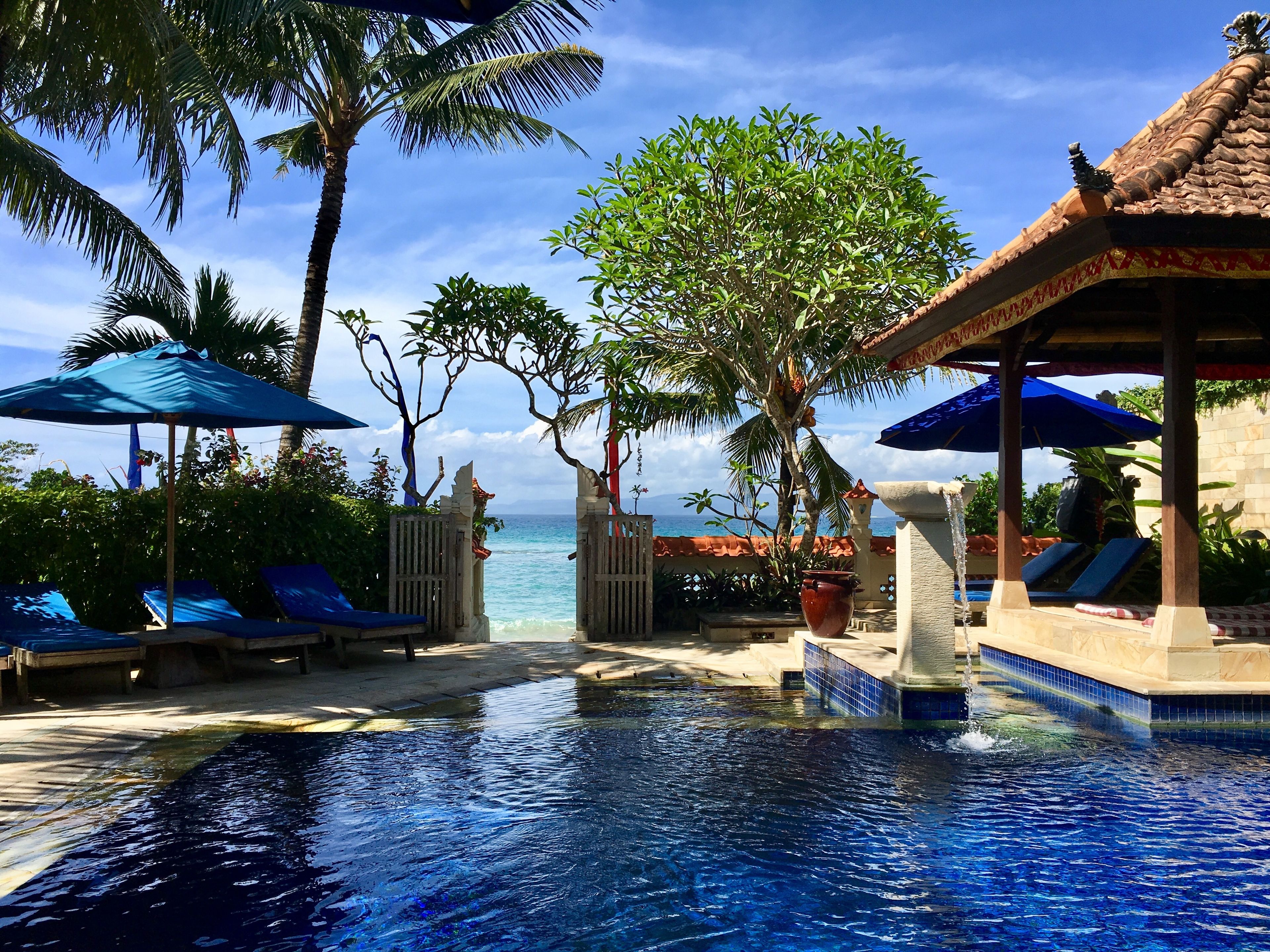 室外游泳池，池畔遮阳伞，日光浴躺椅