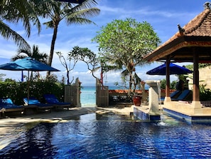 Piscina externa, guarda-sóis, espreguiçadeiras