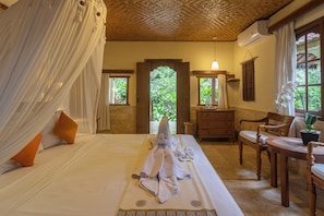 Cofres nos quartos, escrivaninha, espaço de trabalho para notebook