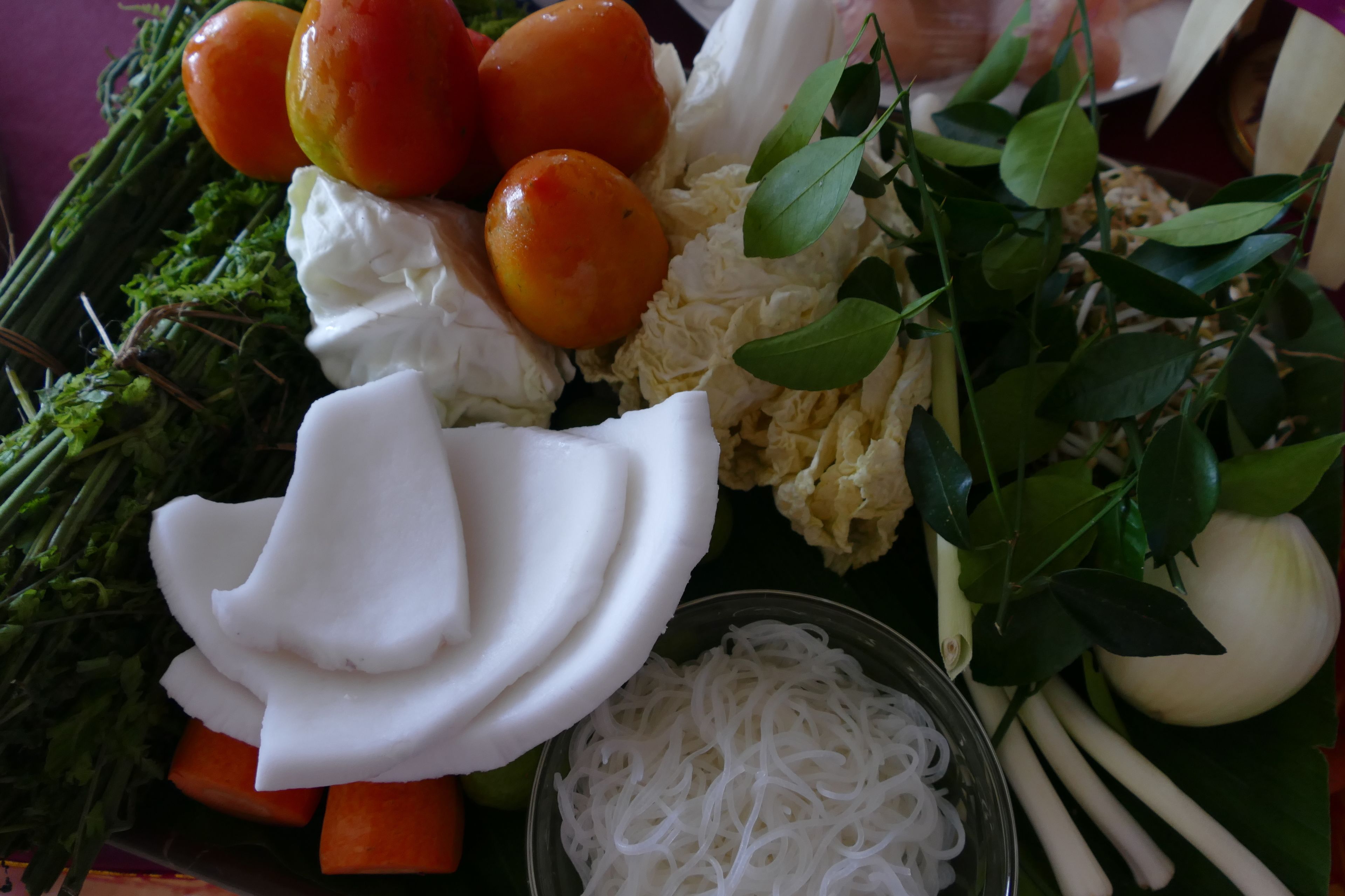 Un assortiment de légumes frais, notamment des tomates, des carottes et des légumes-feuilles.