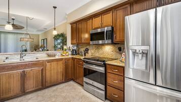 Refrigerador, microondas, horno y parrilla de estufa