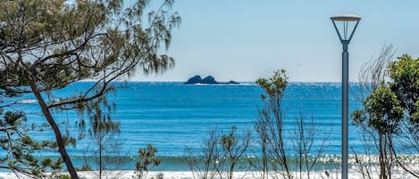 På stranden