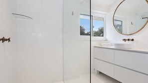 Badewanne, Haartrockner, Handtücher