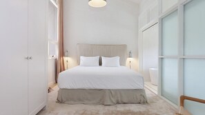 5 bedrooms, iron/ironing board, WiFi, bed sheets