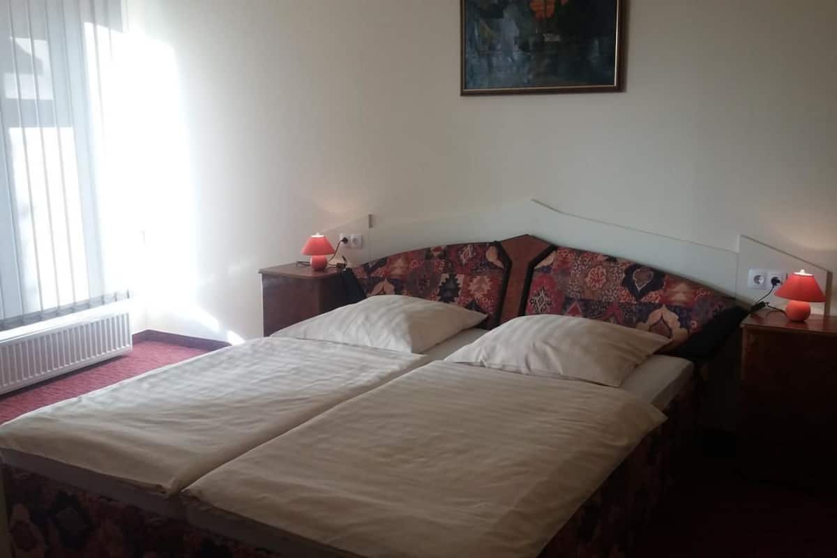 Comfort Studio, 2 Double Beds | Blackout drapes, bed sheets