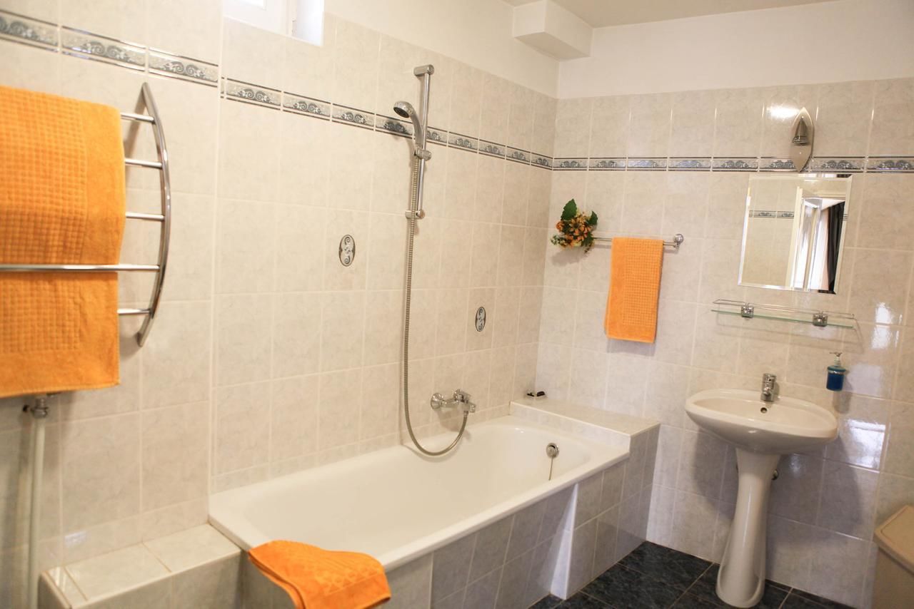 Un baño con bañera, ducha y lavamanos.