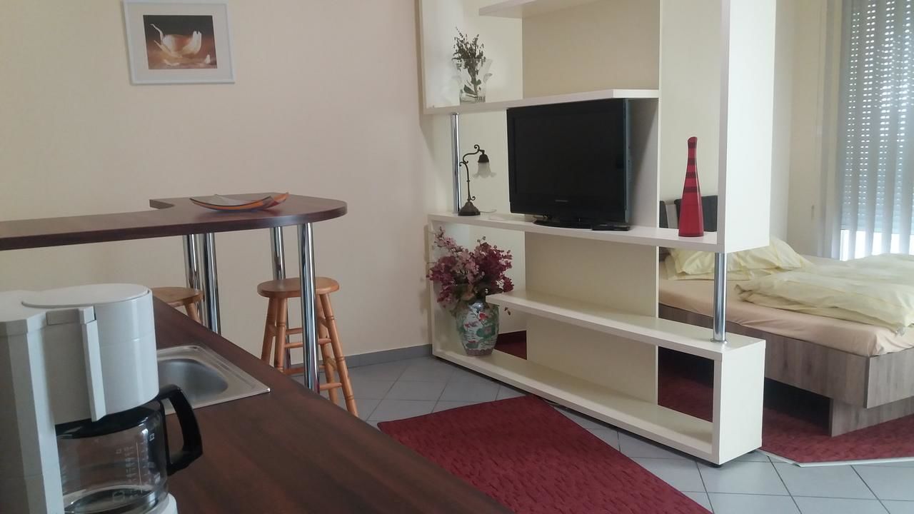 Comfort Studio, 2 Double Beds | Television