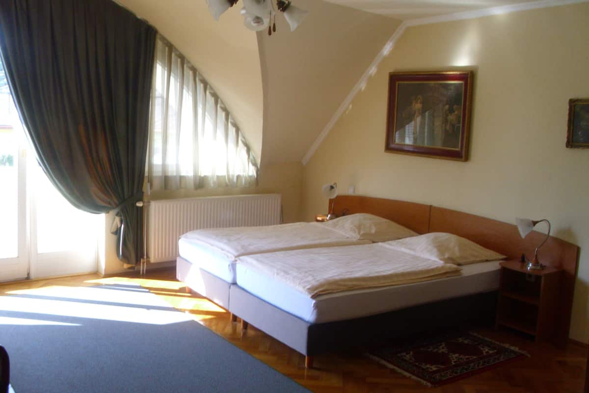 Deluxe Double Room, Balcony | Blackout drapes, bed sheets