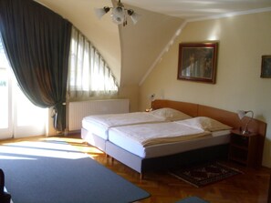 Chambre Double Deluxe, balcon | Rideaux occultants, draps fournis