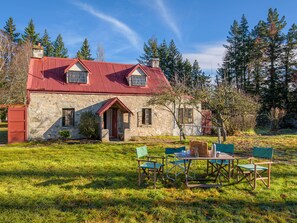Property grounds - Wanaka Stone Cottage - Wanaka Holiday Home (Wanaka)