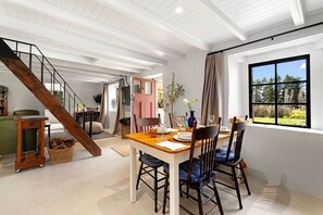 Dining - Wanaka Stone Cottage - Wanaka Holiday Home (Wanaka)