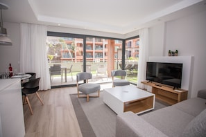 Premium Apartment, 2 Bedrooms, Terrace (2 adults and 2 children, Type B) | Ruang tamu | TV skrin rata 