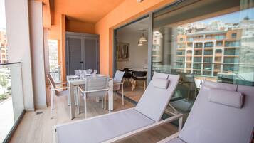 Prémium apartman, 2 hálószobával, erkély (3 adults and 1 child Type A) | 3 hálószoba, prémium ágynemű, pehelypaplan és széf a szobában