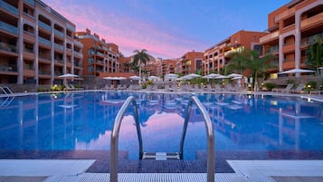 2 outdoor pools, pool umbrellas, sun loungers