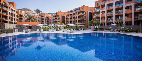 2 Außenpools, Sonnenschirme, Liegestühle